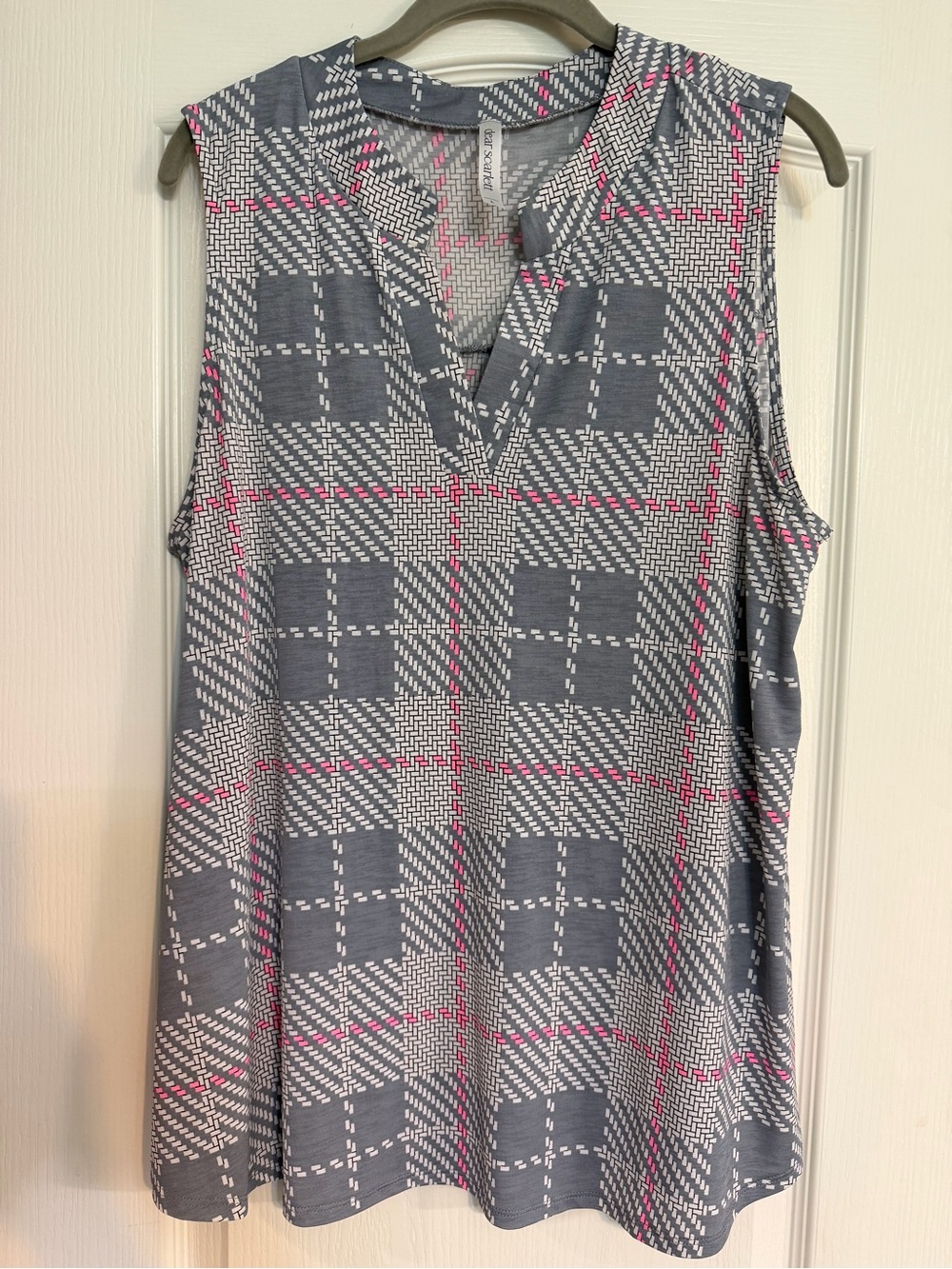 Dear Scarlett Gray and Pink Patterned v-neck sleeveless L Top